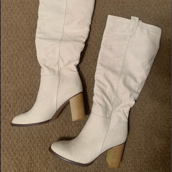 Below-the-knee boots - Picture 1 of 1